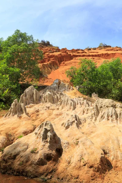 Оранжевые скалы в Сказочном потоке, Вьетнам — стоковое фото