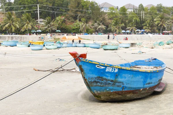 Синій риболовецьке судно на піщаному пляжі у В'єтнамі — стокове фото