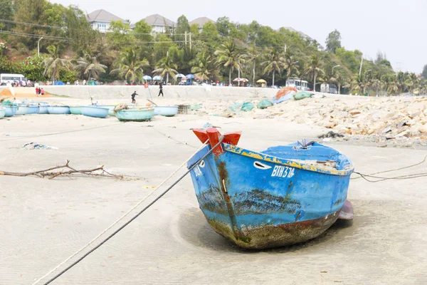 Синій риболовецьке судно на піщаному пляжі у В'єтнамі — стокове фото