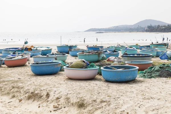 Tondo barca da pesca su una spiaggia di sabbia in Vietnam — Foto Stock