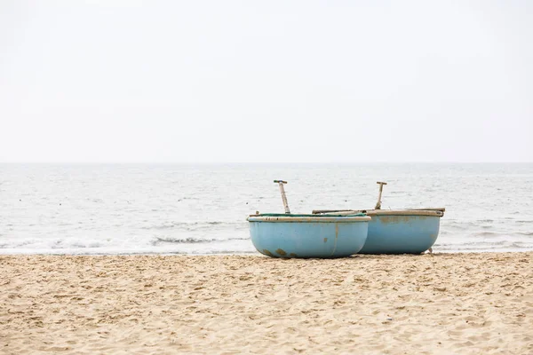 Pair of round boats on a beach in Vietnam — Stock Photo, Image