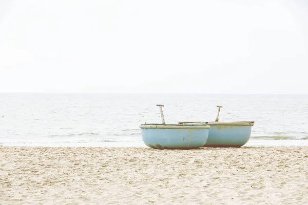 Pair of round boats on a beach in Vietnam — Stock Photo, Image