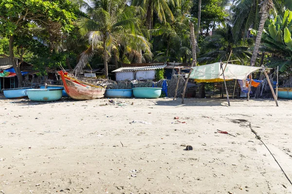 越南月河海滩棕榈树下的渔船 — 图库照片