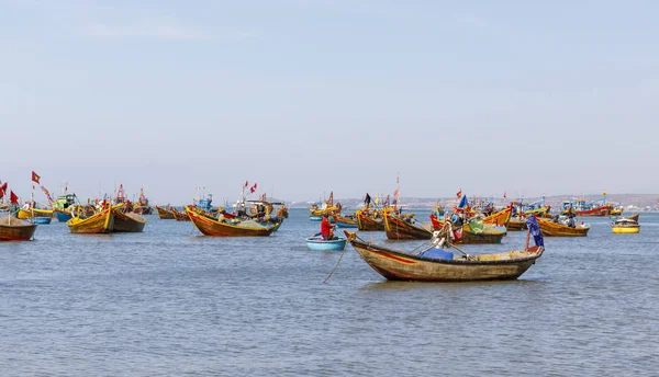 Puerto pesquero lleno de barcos en una bahía en Mui Ne, Vietnam —  Fotos de Stock