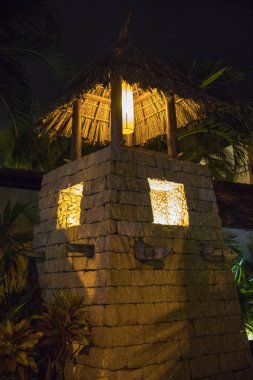 Geceleri saz çatılı ışıklı kule