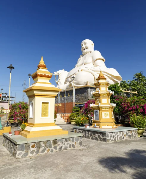 Gran estatua de Buda blanco en la propiedad del templo de Buda en My Tho, V — Foto de Stock