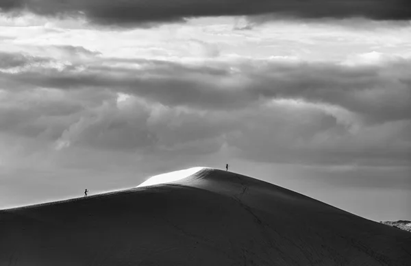 Toeristische wandeling op gele zandduinen in MUI ne, Vietnam — Stockfoto