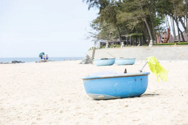 Coppia di barche rotonde su una spiaggia in Vietnam — Foto Stock