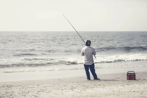 Fisher homem pesca em uma praia em Nam Tien, Vietnã — Fotografia de Stock