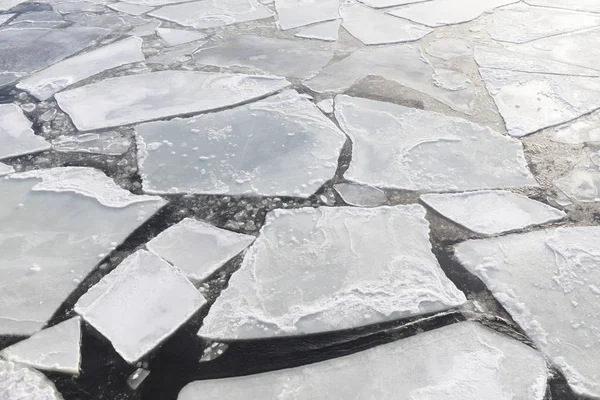 Morceaux de glace dans une mer froide en hiver — Photo