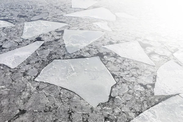 Morceaux de glace dans une mer froide en hiver — Photo