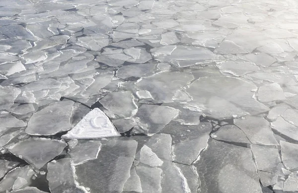 Кусочки льда в холодном море зимой — стоковое фото