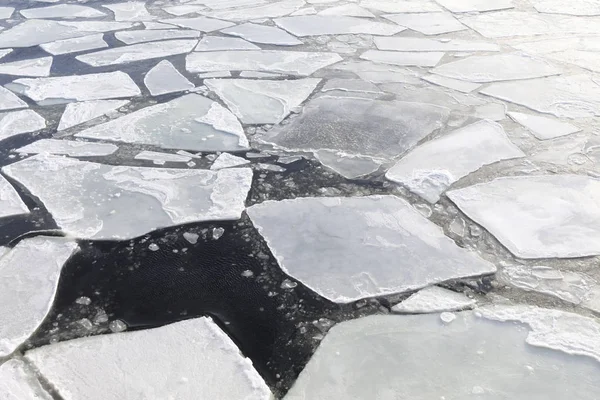 Pezzi di ghiaccio in un mare freddo in inverno — Foto Stock