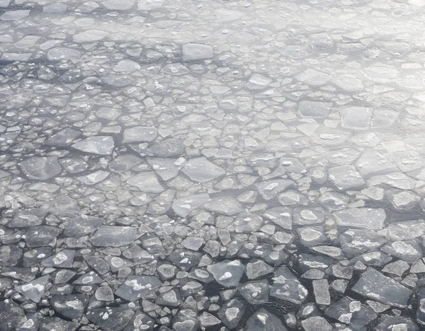 Kawałki lodu w zimnym morzu zimą — Zdjęcie stockowe