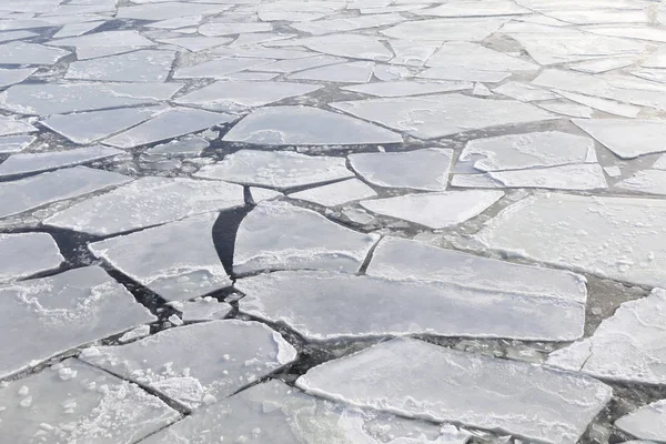 Кусочки льда в холодном море зимой — стоковое фото