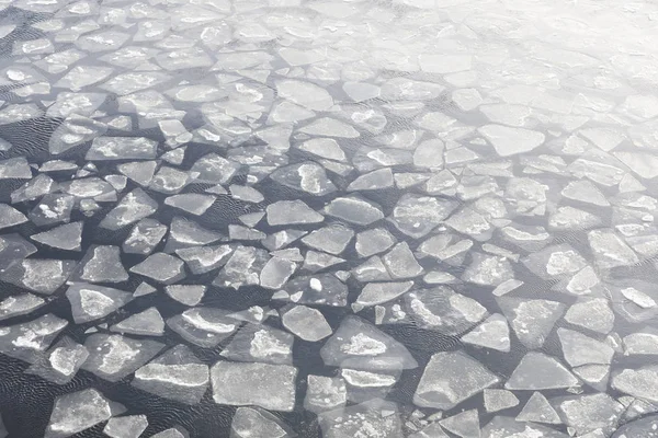 Kawałki lodu w zimnym morzu zimą — Zdjęcie stockowe