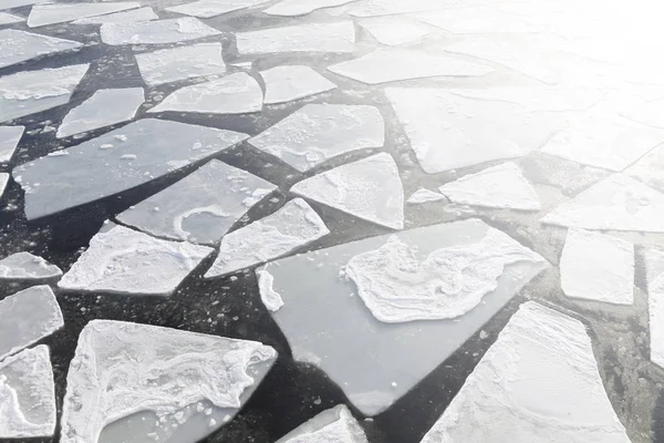 Morceaux de glace dans une mer froide en hiver — Photo