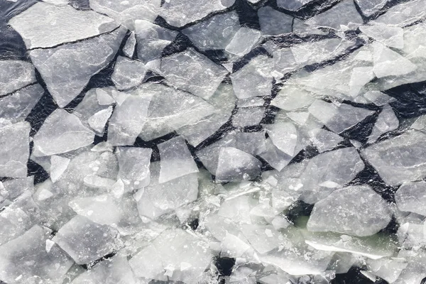 Trozos de hielo en un mar frío en invierno — Foto de Stock