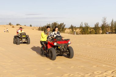 Turistler Mui Ne, Vietnam sarı kum tepeleri üzerinde yarış