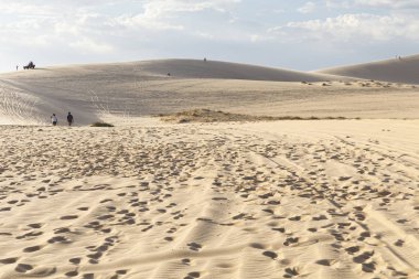 Mui Ne, Vietnam sarı kum tepeleri üzerinde turist yürüyüş