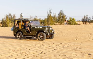 Turistler Mui Ne, Vietnam sarı kum tepeleri üzerinde yarış