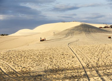 Mui Ne, Vietnam sarı kum tepeleri üzerinde turist yürüyüş