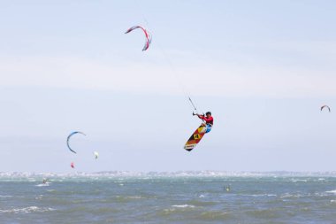 Denizde rüzgar sörfçü Surf Nam Tien, Vietnam bir plaj