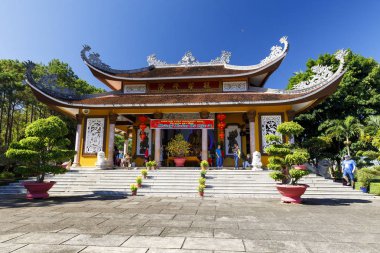 Turistler Dam Bri, Vietn tu Vien bat Nha Budist tapınak ziyaret