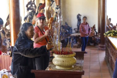 Vietnamlı kadın da Lat, vie Buddha tapınağında tütsü ateşler