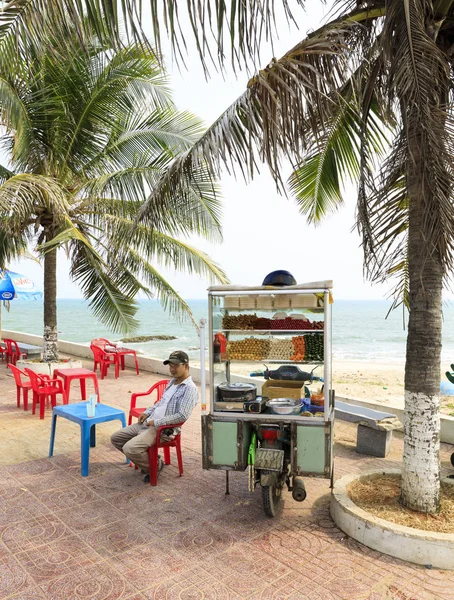 Продовольча продавець з його велосипеда сидить під пальмами в нам Тянь, Vie — стокове фото