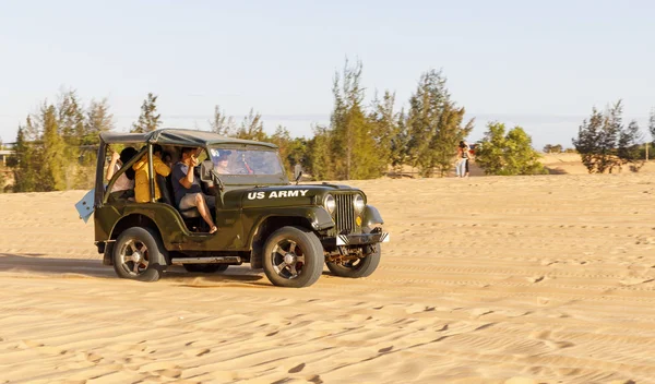 I turisti corrono su dune di sabbia gialla a Mui Ne, Vietnam — Foto Stock