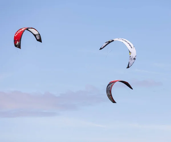 Cometas de surfistas de viento vuelan en el cielo en Nam Tien, Vietnam — Foto de Stock