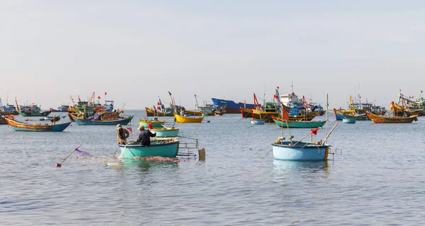 Puerto pesquero lleno de barcos en una bahía en Mui Ne, Vietnam —  Fotos de Stock