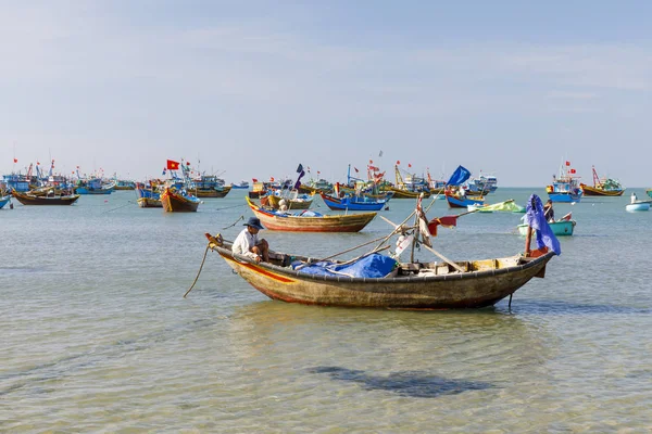 Rybářský přístav plný člunů v zátoce Mui Ne, Vietnam — Stock fotografie