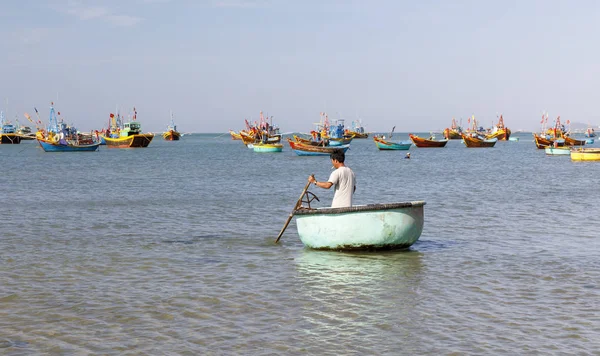 Porto di pesca pieno di barche in una baia a Mui Ne, Vietnam — Foto Stock
