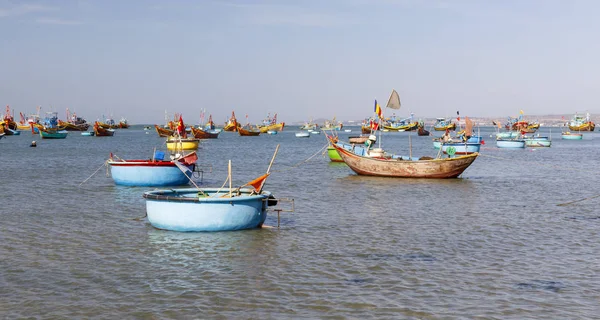 Rybářský přístav plný člunů v zátoce Mui Ne, Vietnam — Stock fotografie