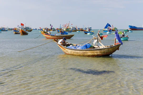 Port de pêche plein de bateaux dans une baie à Mui Ne, Vietnam — Photo