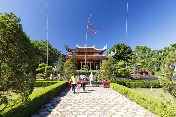 Los turistas visitan Tu Vien Bat Nha templo budista en Dam Bri, Vietnam — Foto de Stock