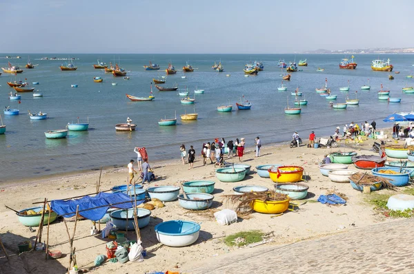 Fiskehamn full av båtar och en marknad i Mui Ne, Vietnam — Stockfoto