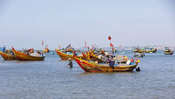 Fischerhafen voller Boote in einer Bucht in mui ne, Vietnam — Stockfoto