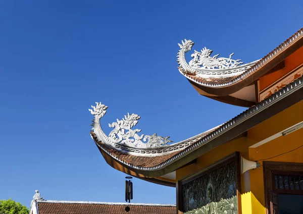 Detalles de las terminaciones del techo del templo budista Tu Vien Bat Nha en Da — Foto de Stock