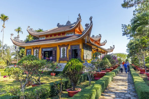 Los turistas visitan Tu Vien Bat Nha templo budista en Dam Bri, Vietnam — Foto de Stock