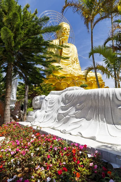 Gran estatua de oro de Buda en Da Lat, Vietnam — Foto de Stock