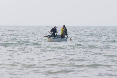 Fishers Nam Tien, Vietnam bir teknede denizde balıkçılık ağları kontrol