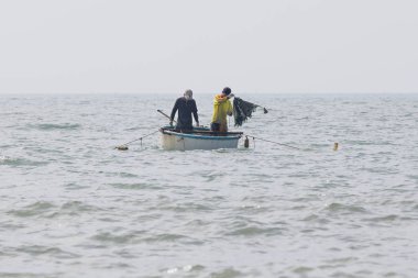 Fishers Nam Tien, Vietnam bir teknede denizde balıkçılık ağları kontrol