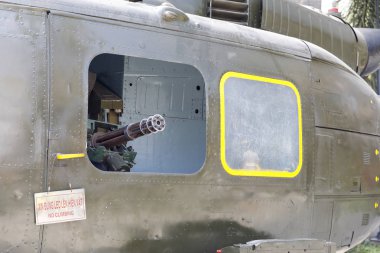 Abd Ordusu'na ait helikopterin camında bir savaş müzesinde makineli tüfek