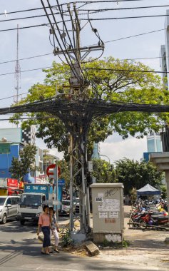Saygon, Vietnam'da bir sokakta kablodolu kablo kulesi