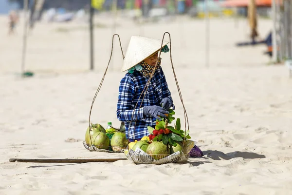 Фрукти та напої продавець сидіти на піщаному пляжі в нам Тянь, В'єтнам — стокове фото