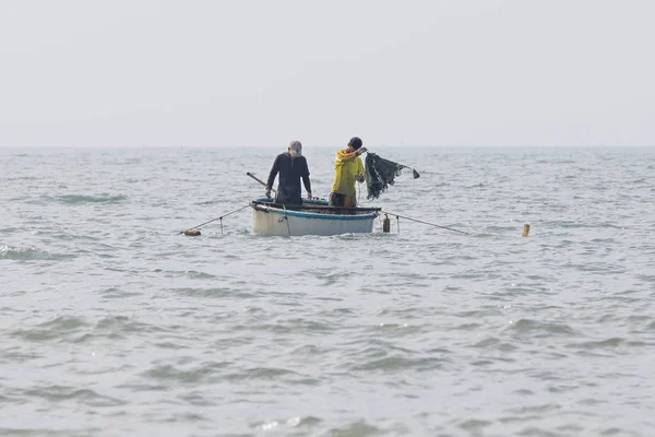 Fishers check fishing nets on sea in a boat in Nam Tien, Vietnam — Stock Photo, Image