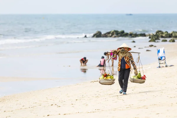 Caminhada de vendedor de frutas e bebidas em uma praia em Nam Tien, Vietnã — Fotografia de Stock